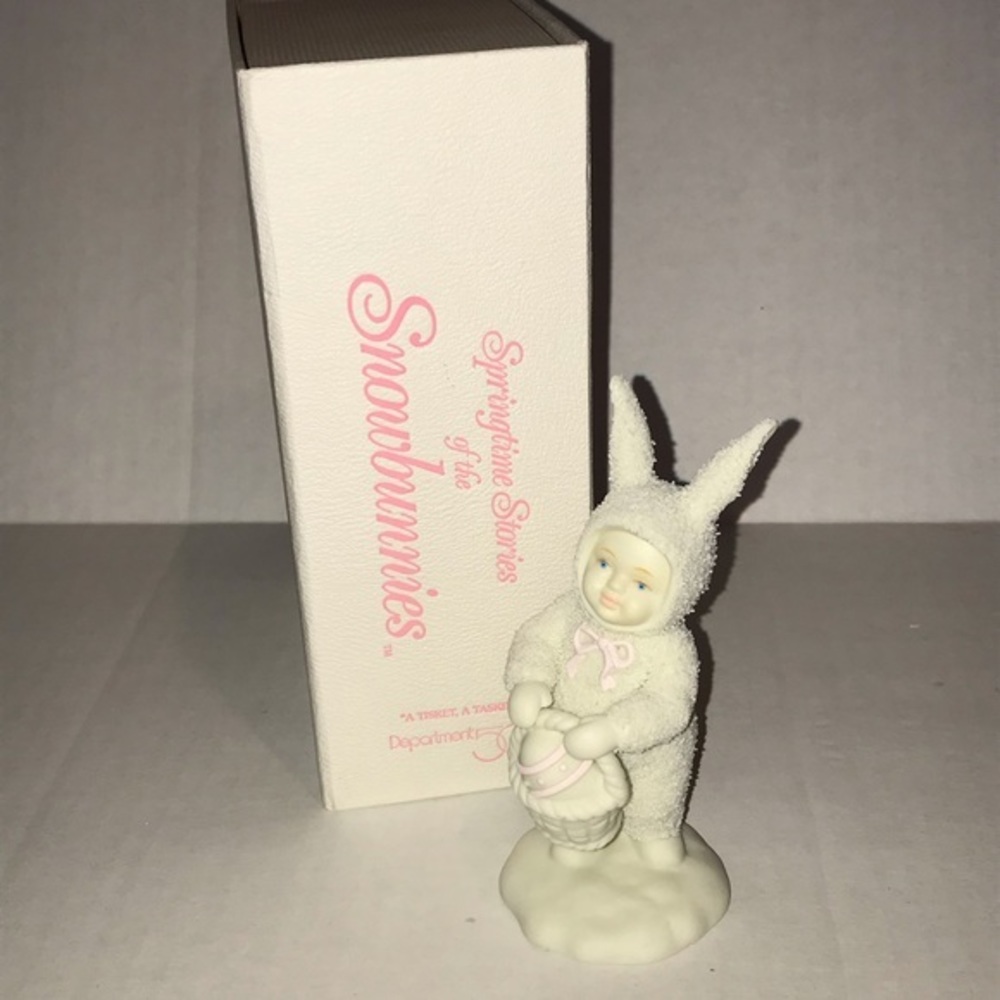 Dept 56 Snowbunnies A Tisket A Tasket Figurine‎